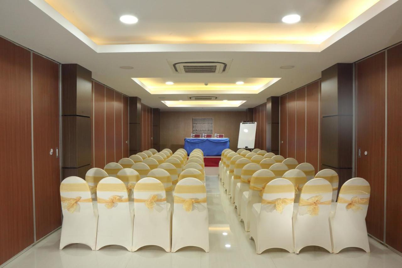 Horison Express Sentani Hotel Jayapura Exterior foto